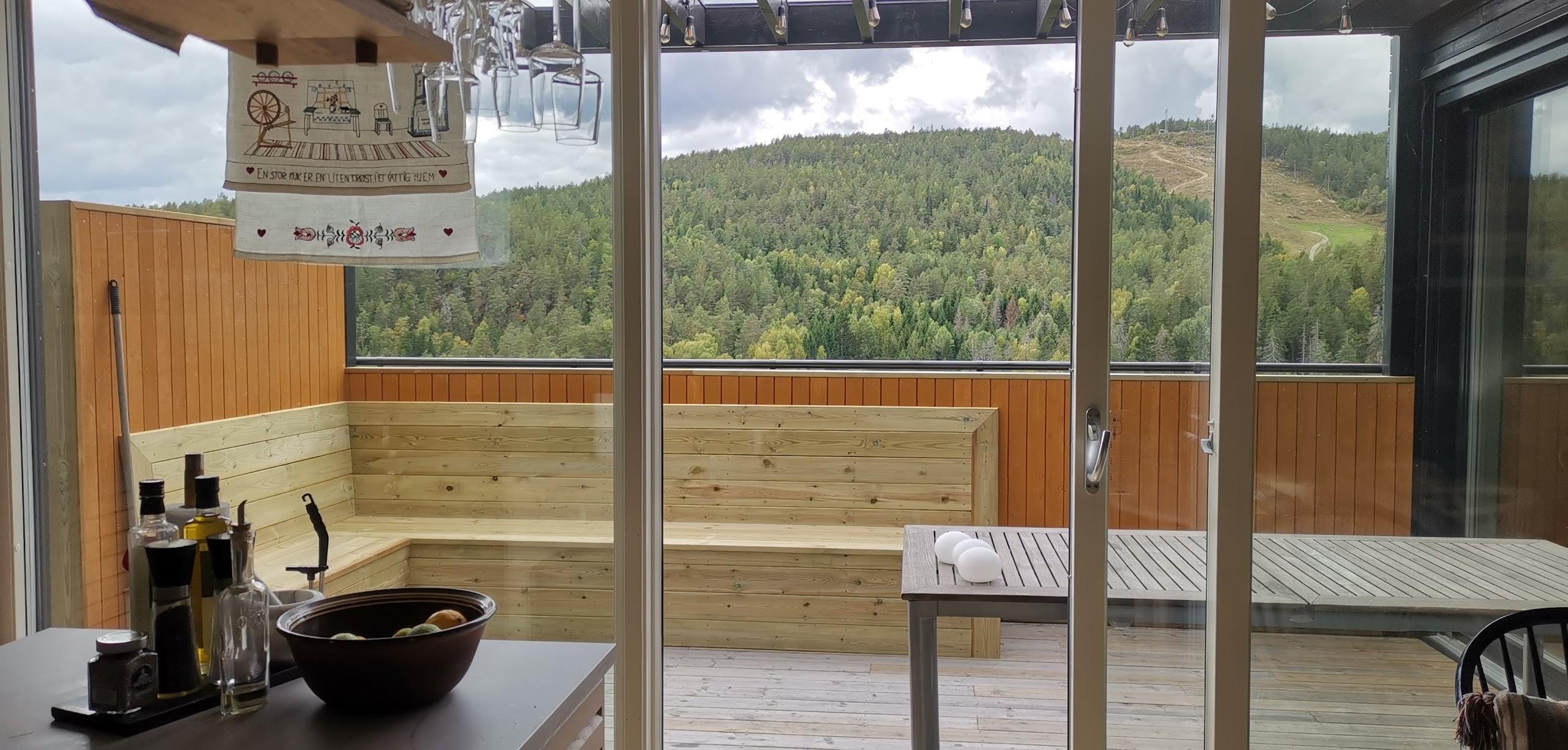 Utendørs sittegruppe med levegg